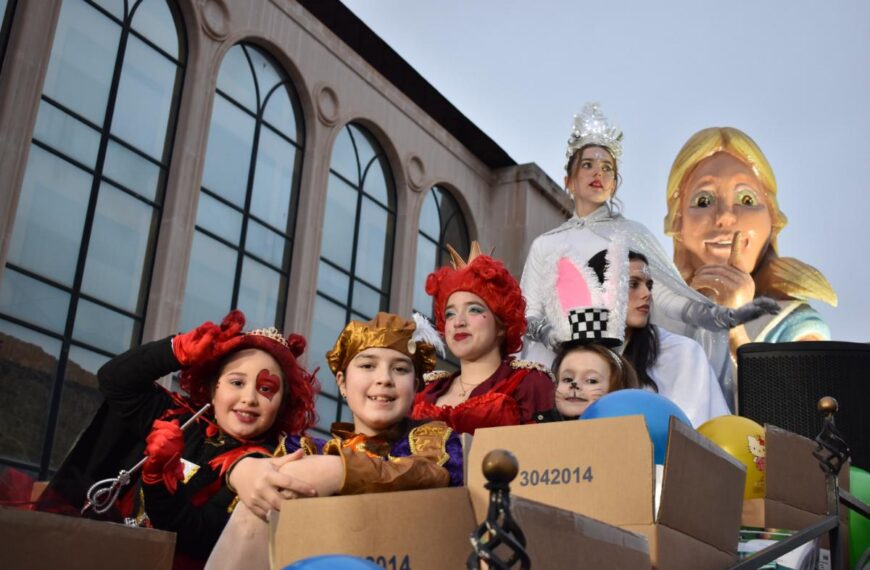 Puertollano se viste de ilusión y bullicio contra el frío para dar la bienvenida a los Reyes Magos