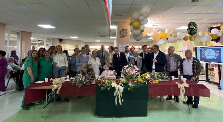 Centenario Jubiloso: Dolores Serna Fernández Recibe la Felicitación del Alcalde en la Residencia Las Pocitas del Prior