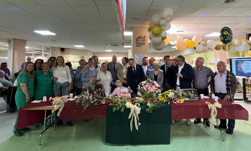 Centenario Jubiloso: Dolores Serna Fernández Recibe la Felicitación del Alcalde en la Residencia Las Pocitas del Prior