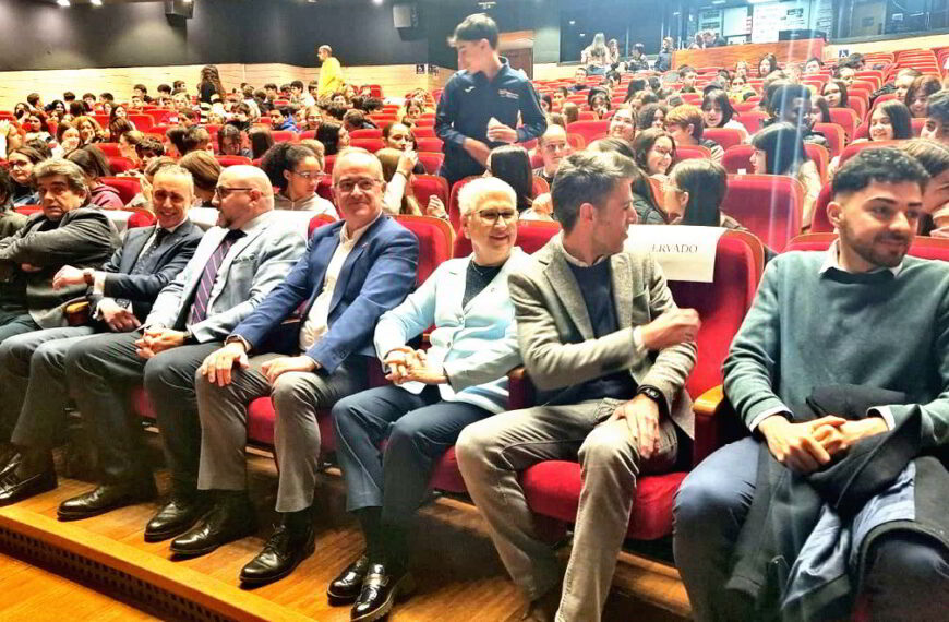 Concientización y Prevención: Estudiantes de Puertollano exploran las dinámicas del acoso escolar y la autolisis