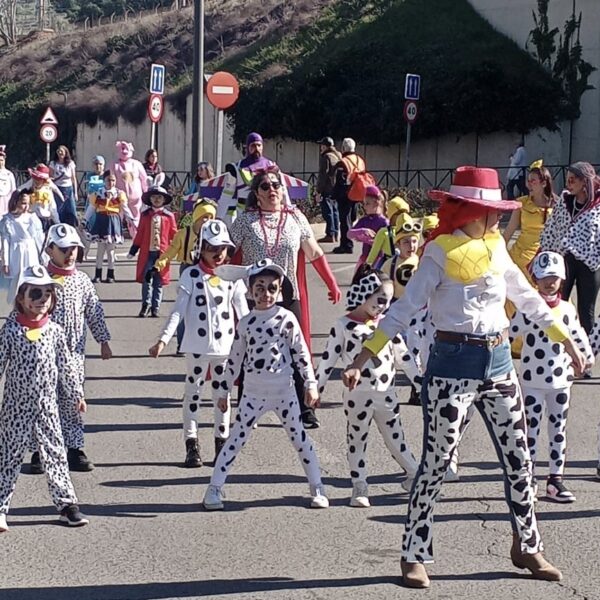 Despedida Carnavalesca: Estudiantes Cierran las Festividades con un Desfile Deslumbrante y Colorido