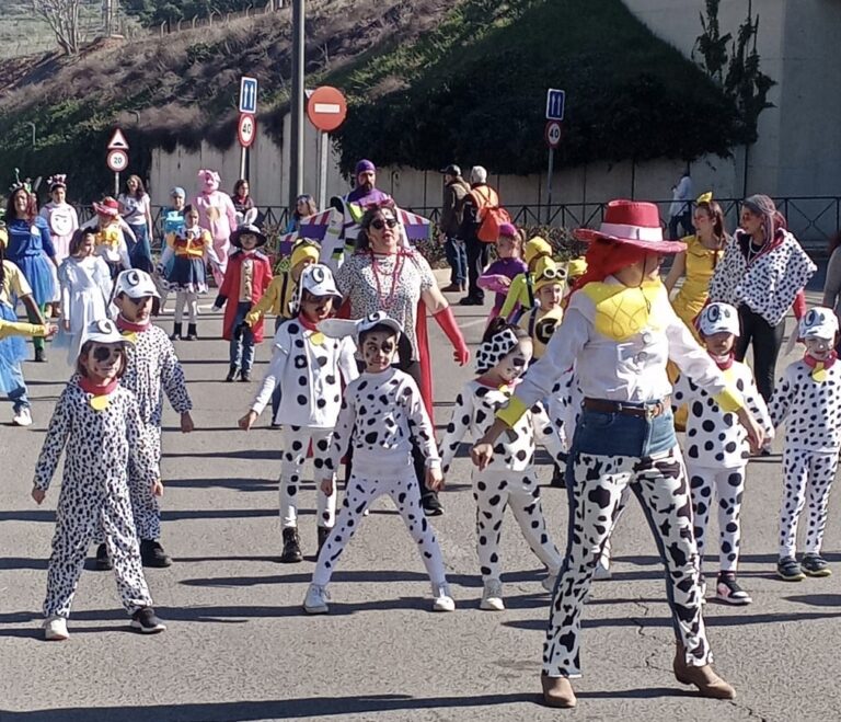 Despedida Carnavalesca: Estudiantes Cierran las Festividades con un Desfile Deslumbrante y Colorido