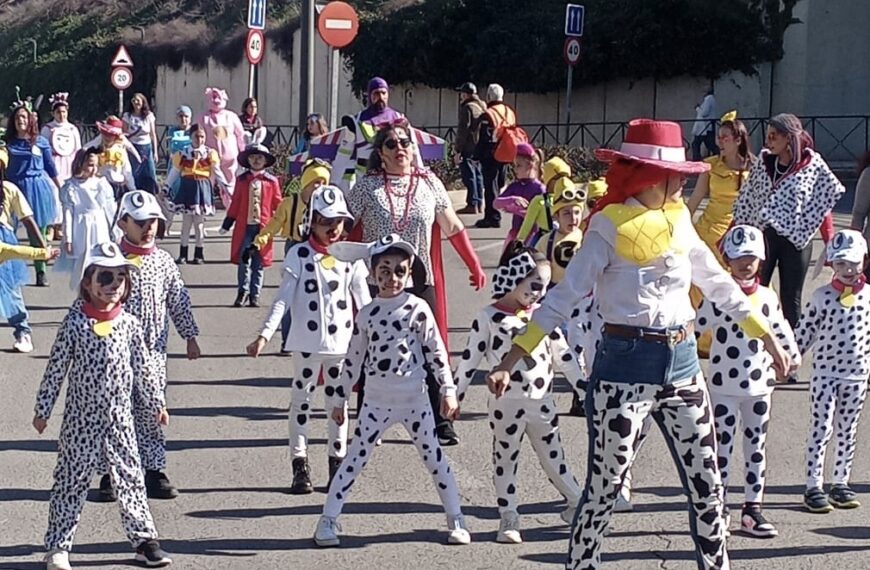 Despedida Carnavalesca: Estudiantes Cierran las Festividades con un Desfile Deslumbrante y Colorido