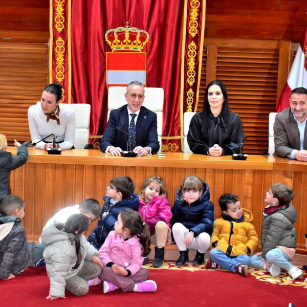 Estudiantes del Colegio Ramón Cajal Presentan Ideas Innovadoras para la Mejora Urbana en su Encuentro con el Ayuntamiento