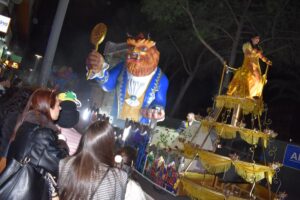 Fervor festivo invade el Desfile Nacional de Carrozas y Comparsas en Anticipación al Carnaval