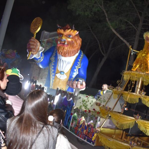 Fervor festivo invade el Desfile Nacional de Carrozas y Comparsas en Anticipación al Carnaval