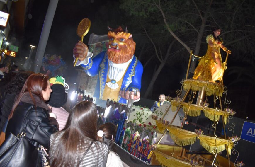 Fervor festivo invade el Desfile Nacional de Carrozas y Comparsas en Anticipación al Carnaval