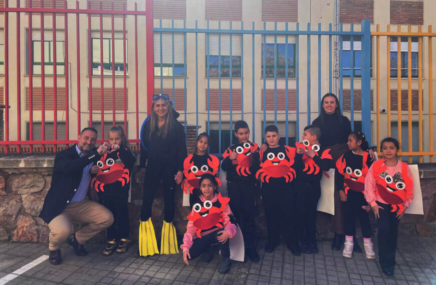 Fiesta Submarina en Giner de los Ríos: Carnaval Marítimo Une a Profesores y 118 Alumnos