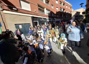Fiesta anticipada: Alumnos de Gonzalo de Berceo y Tierno Galván dan vida al carnaval callejero previo al desfile infantil dominical