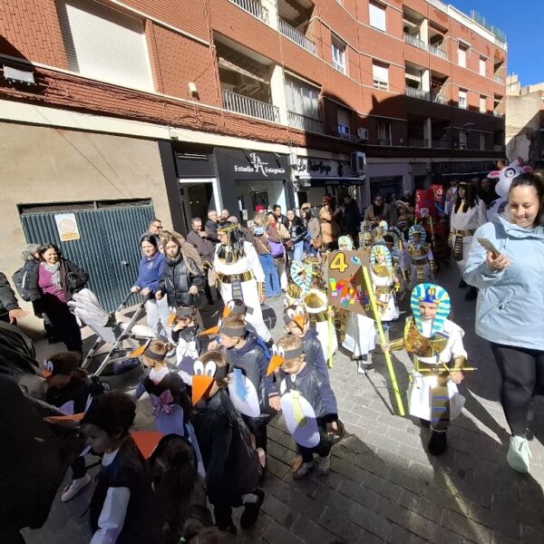 Fiesta anticipada: Alumnos de Gonzalo de Berceo y Tierno Galván dan vida al carnaval callejero previo al desfile infantil dominical