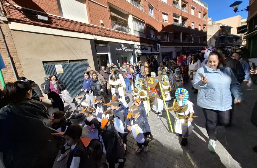 Fiesta anticipada: Alumnos de Gonzalo de Berceo y Tierno Galván dan vida al carnaval callejero previo al desfile infantil dominical
