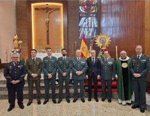 La Virgen del Pilar recibe el fajín de la Guardia Civil de manos del general Arranz