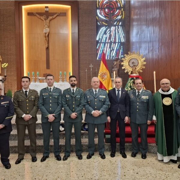La Virgen del Pilar recibe el fajín de la Guardia Civil de manos del general Arranz