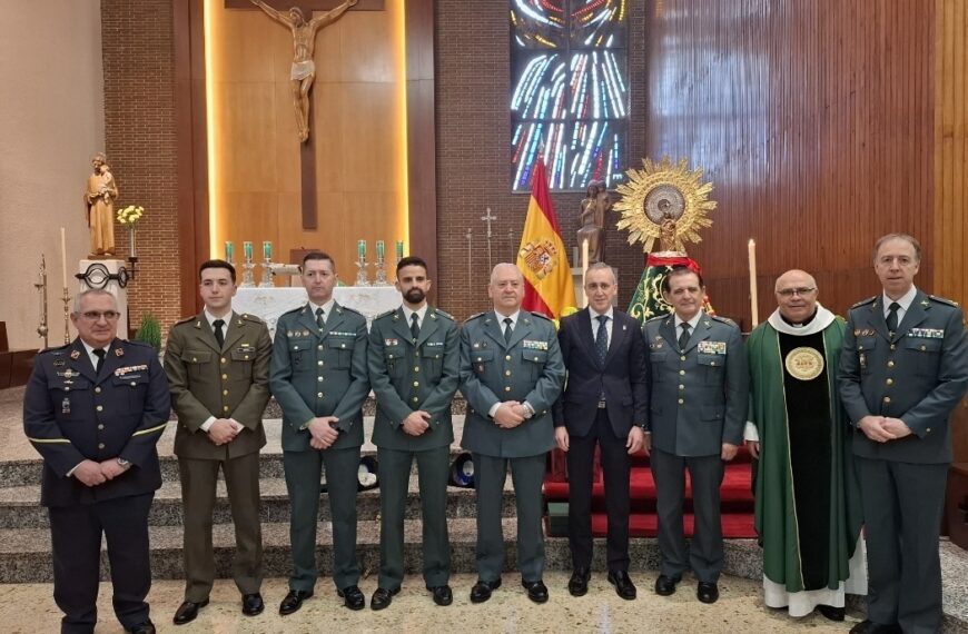 La Virgen del Pilar recibe el fajín de la Guardia Civil de manos del general Arranz