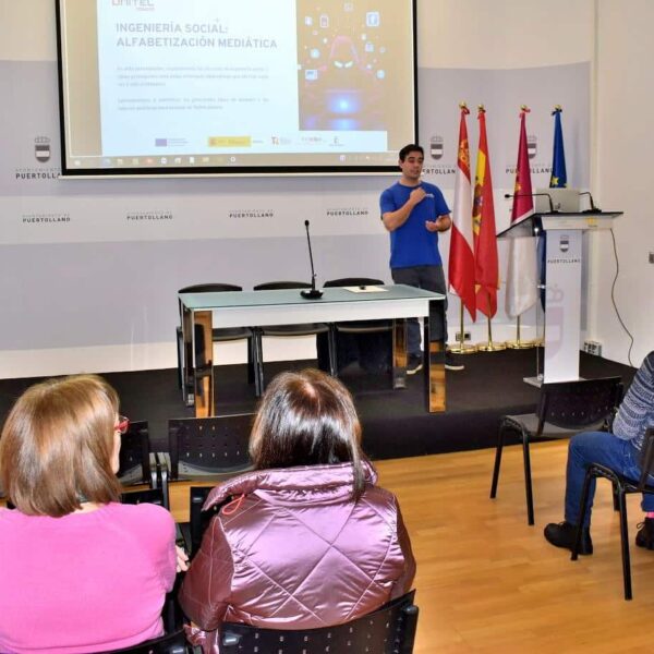 Navegando con Seguridad: Estrategias de Alfabetización Digital ante los Peligros de la Era Tecnológica