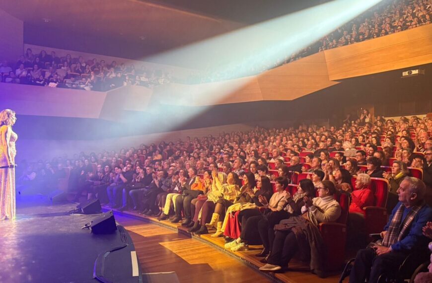 Pastora Soler deslumbra en Puertollano celebrando tres décadas de éxito musical con un concierto conmovedor