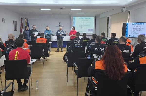 Veintiún miembros de equipos de intervención en emergencias reciben capacitación en reanimación cardiopulmonar y uso del desfibrilador automático.