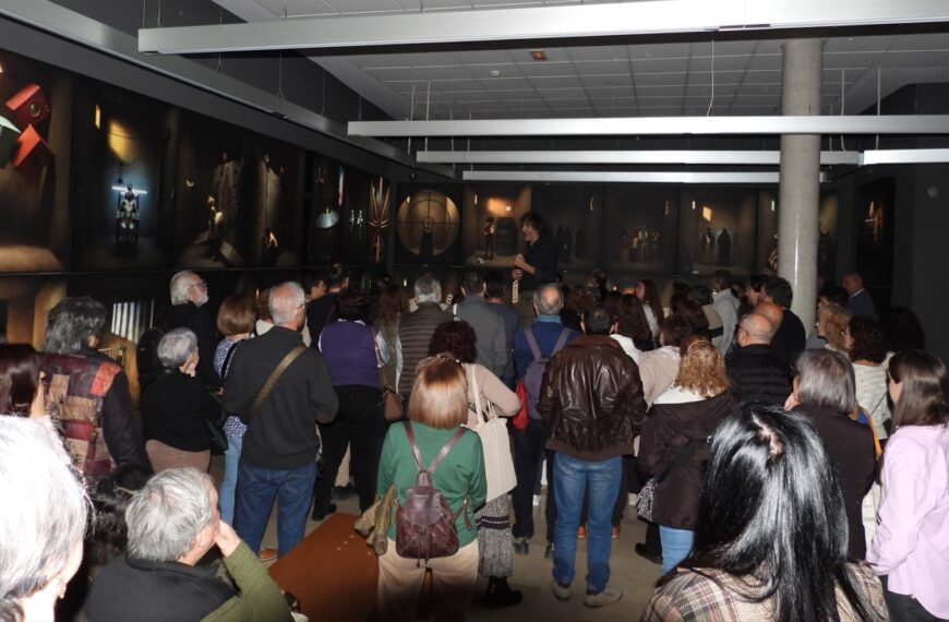 La exposición ‘365º’ de Eugenio Recuenco atrae a multitudes al Museo Cristina García Rodero con más de 3.000 visitantes