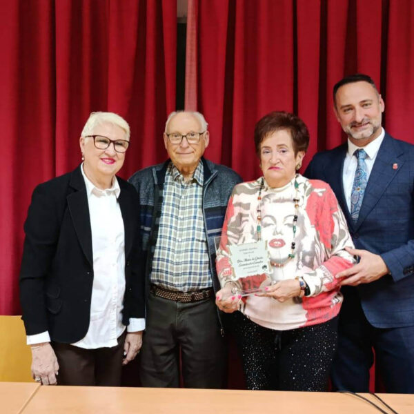 Gracia Sansalvador Honrada por AFAMMER por su Destacada Contribución a Colectivos de Mujeres