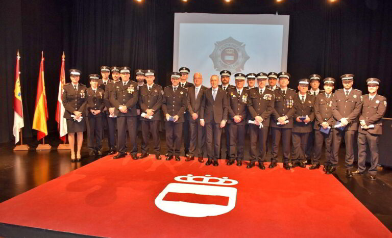 Homenaje y Condecoración a la Dedicación: Policía Local Celebra la Excelencia y Compromiso de sus Agentes y Oficiales