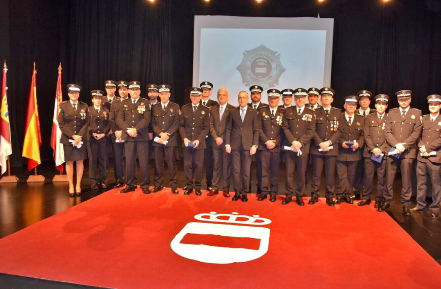 Homenaje y Condecoración a la Dedicación: Policía Local Celebra la Excelencia y Compromiso de sus Agentes y Oficiales