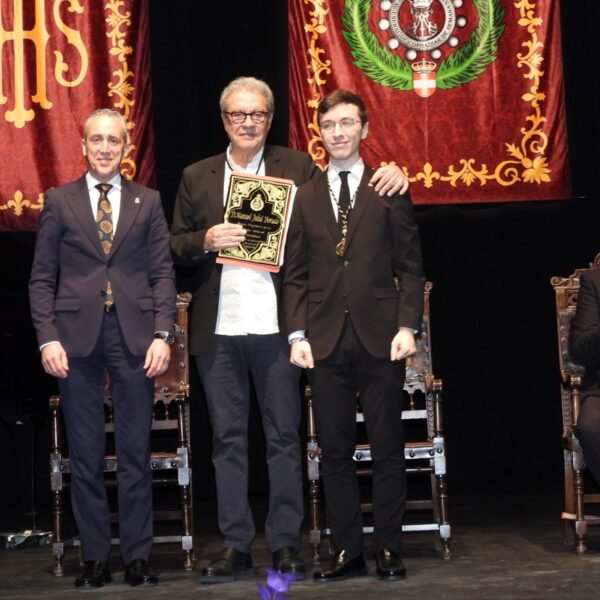 Manuel Juliá conmueve con un pregón de Semana Santa dedicado a la memoria y legado de su madre