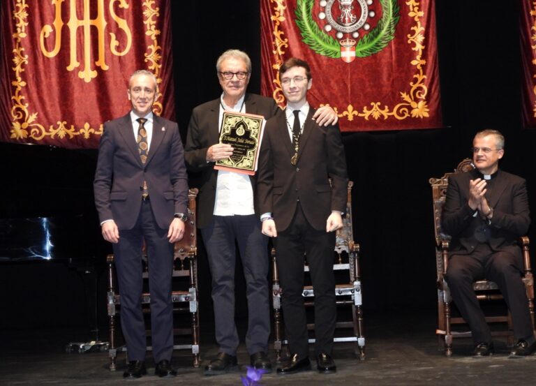 Manuel Juliá conmueve con un pregón de Semana Santa dedicado a la memoria y legado de su madre