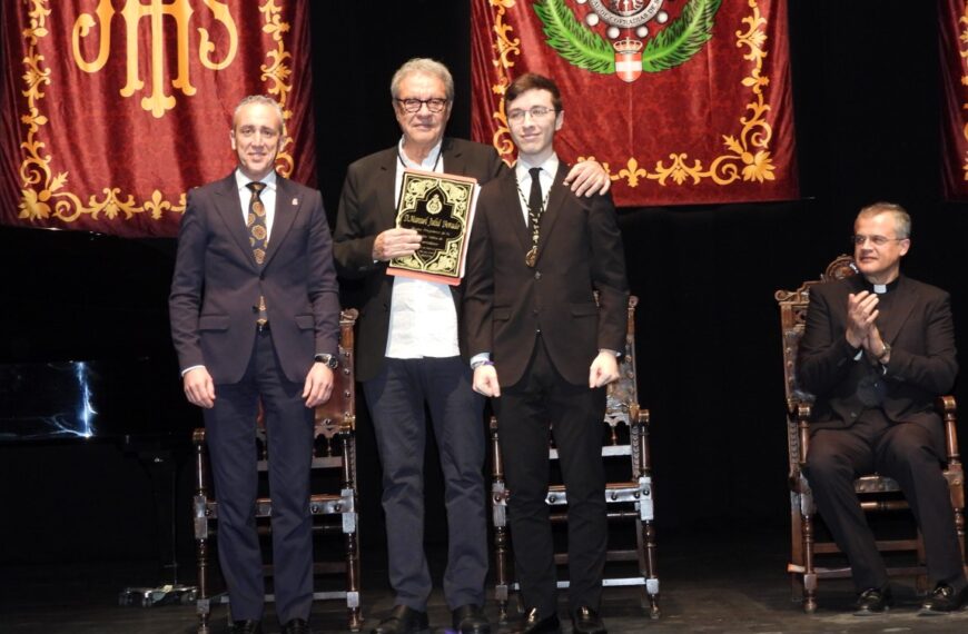 Manuel Juliá conmueve con un pregón de Semana Santa dedicado a la memoria y legado de su madre