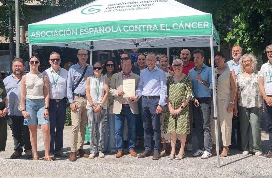 El Ayuntamiento de Puertollano dona 2.000 euros a la AECC en apoyo a la lucha contra el cáncer