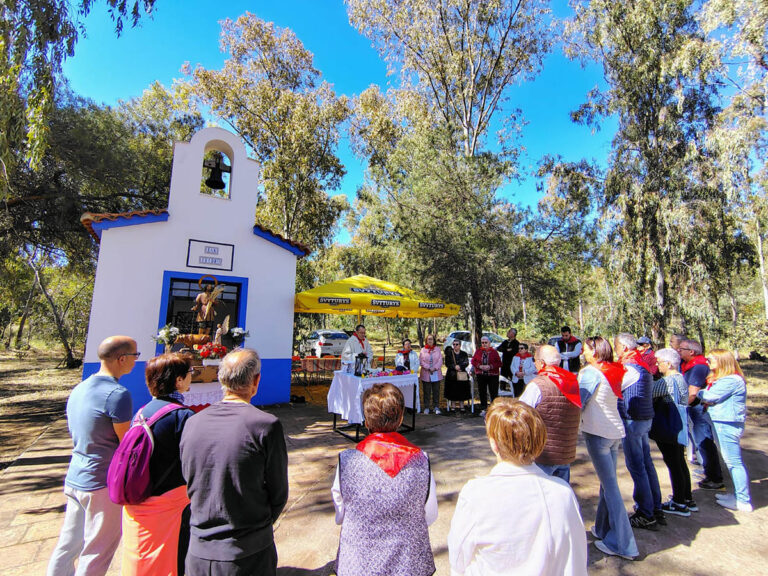 El Villar honra a San Isidro con una alegre romería a pie en la Dehesa Boyal