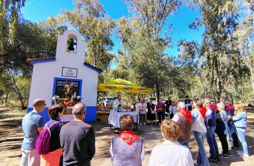 El Villar honra a San Isidro con una alegre romería a pie en la Dehesa Boyal