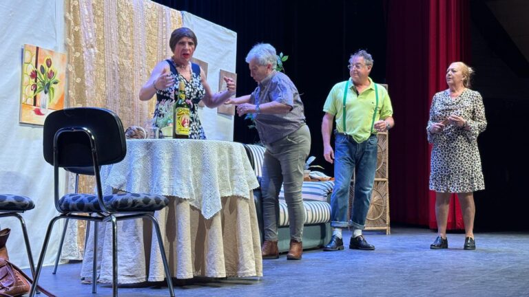 Fiesta de Talentos: Las Barriadas Constitución, El Poblado y Libertad Celebran el Fin del Curso de Educación de Adultos con una Muestra Teatral