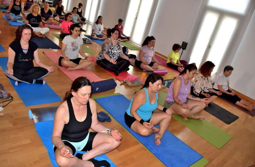 Enoko Transforma el Museo Cristina García Rodero en un Santuario de Meditación para el Día del Yoga