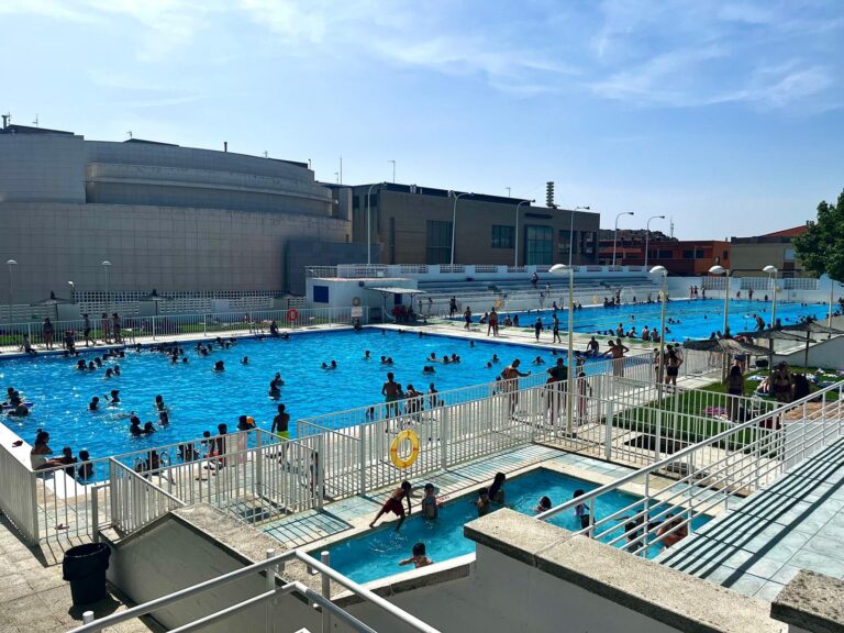 Éxito en la Inauguración: Más de 850 Visitantes Disfrutan de la Nueva Piscina al Aire Libre María Luisa Cabañero