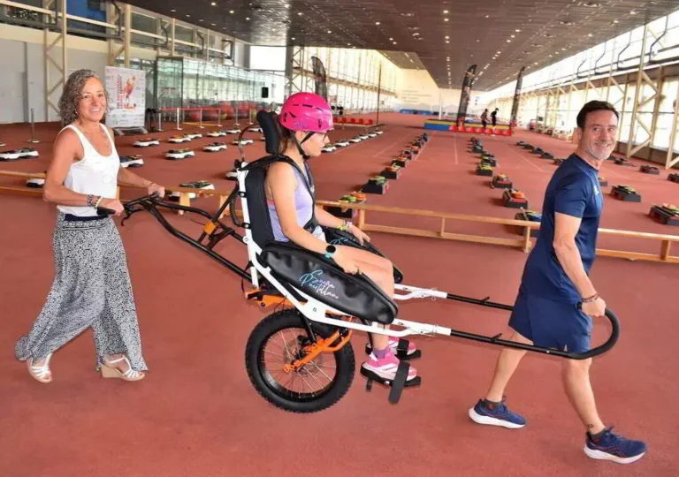 El Club Corricollano lleva a ocho personas con discapacidad a los 3.000 metros del Pico Veleta