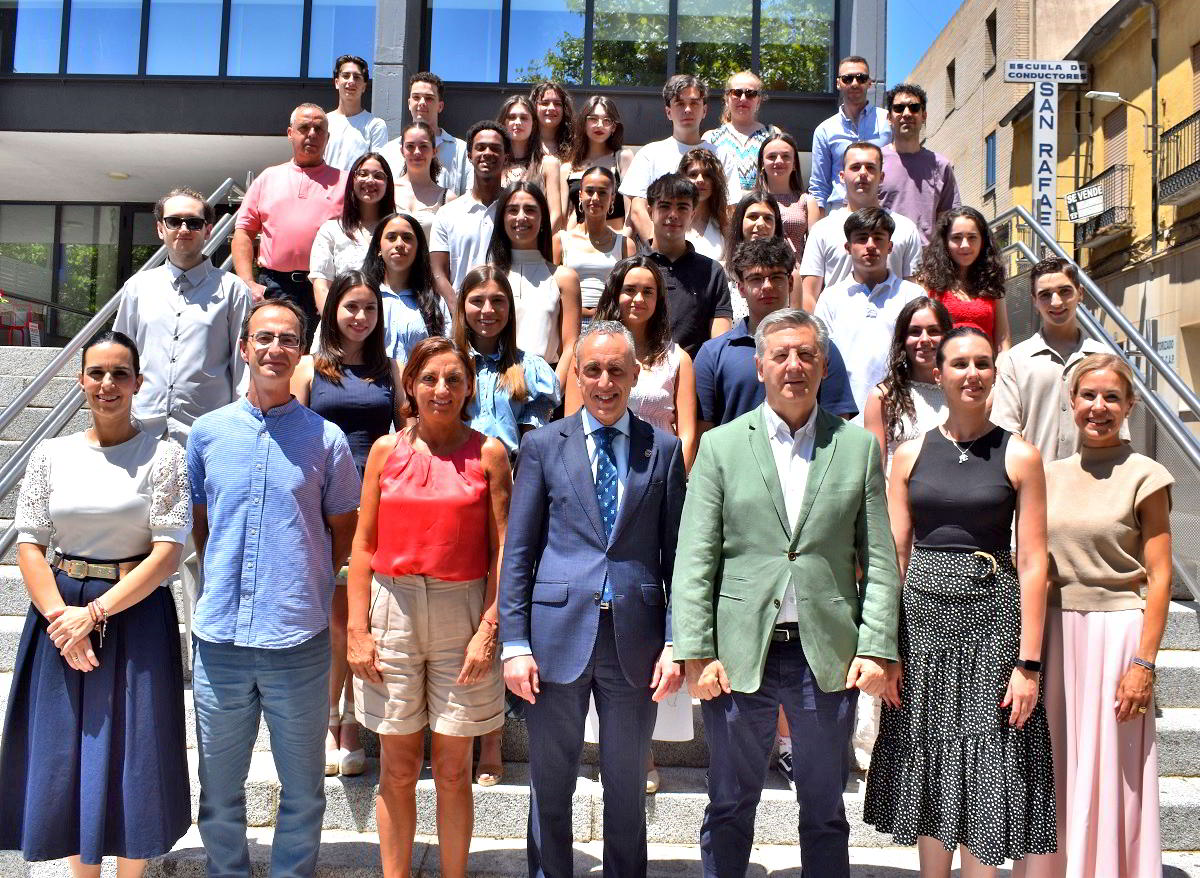 Puertollano Premia la Excelencia Educativa: 39 Estudiantes Reconocidos por Sus Méritos Académicos