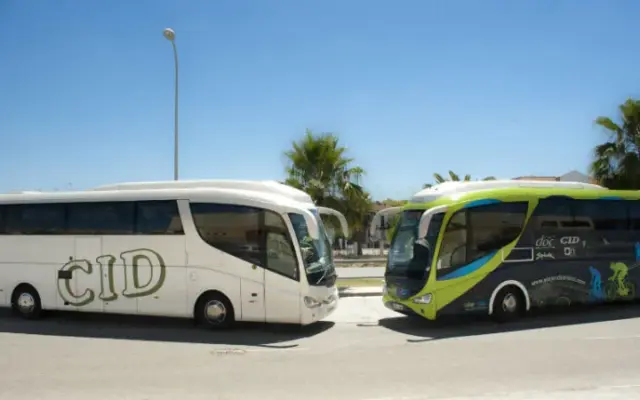Autocares de la empresa Autocares CID de Puertollano estacionados