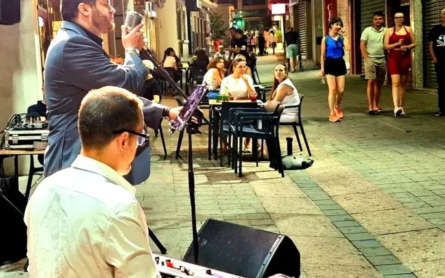 Marcos Bartolomé cantando en la calle Vélez de Puertollano