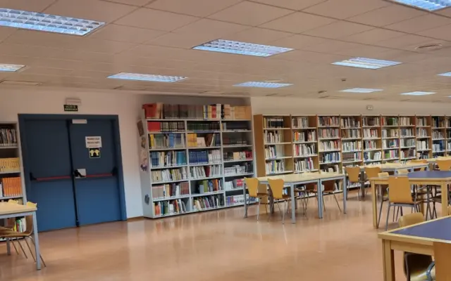 Estanterías con libros en la Biblioteca Pública Municipal de Puertollano