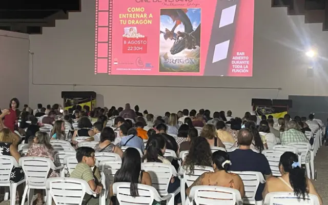 Público en la terraza de Multicines Ortega durante una proyección del ciclo de cine de verano