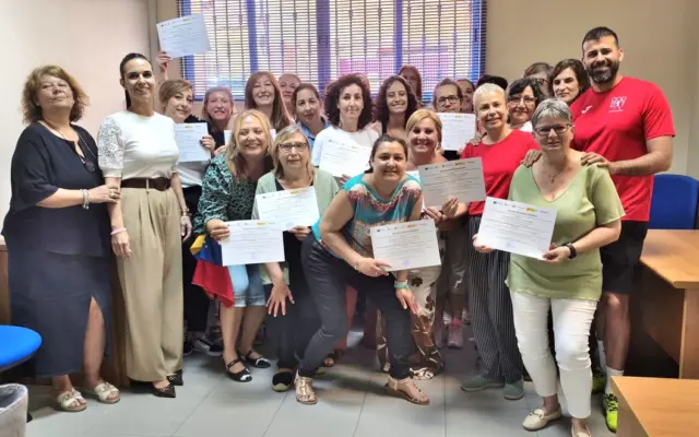Entrega de diplomas a las participantes del curso de monitor de comedor escolar y ludoteca