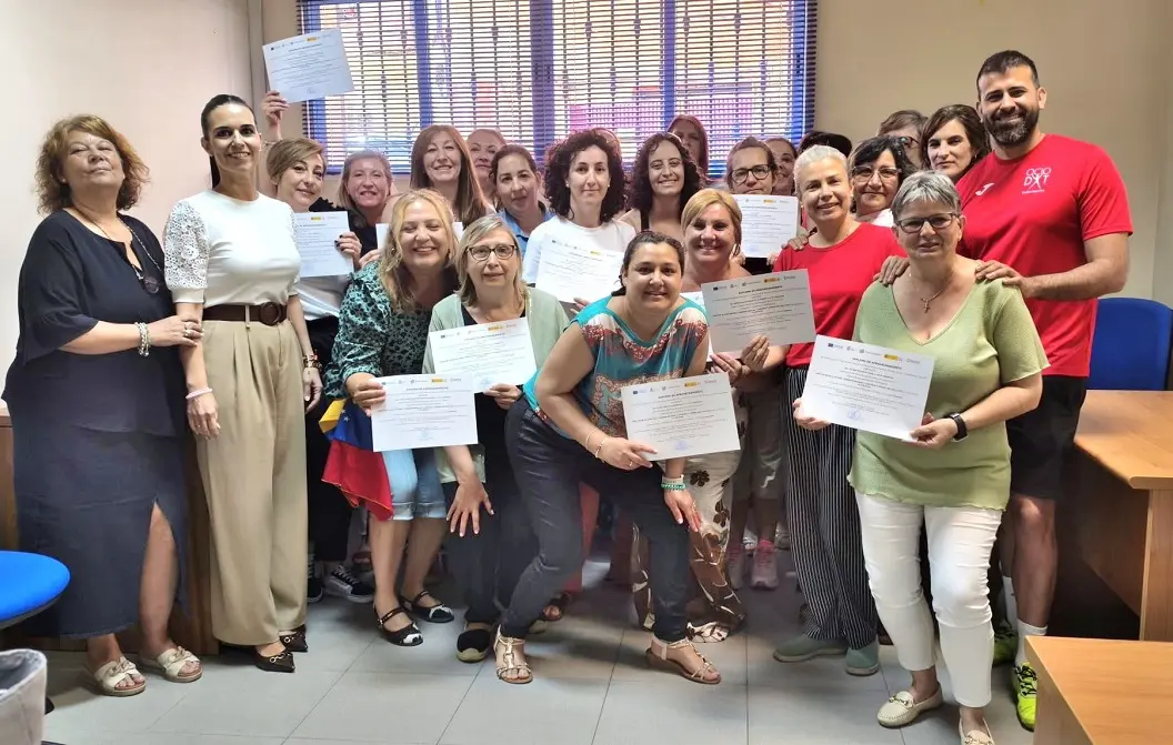 Entrega de diplomas a las participantes del curso de monitor de comedor escolar y ludoteca