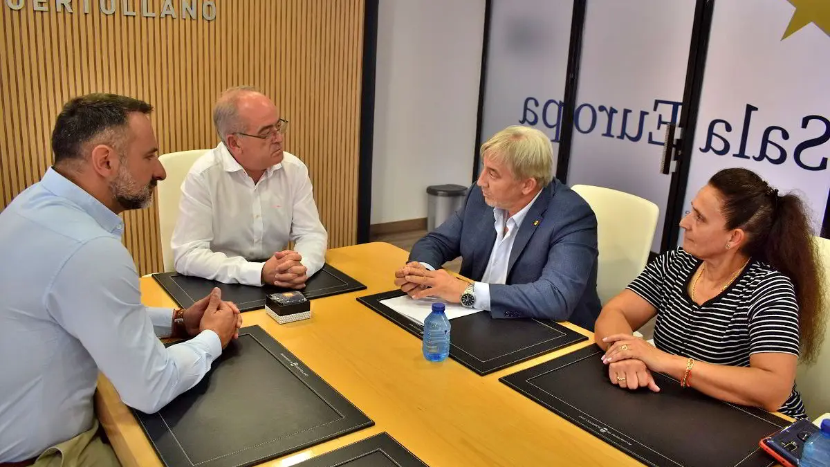 Representantes de la Real Federación Española de Judo y el Ayuntamiento de Puertollano en la reunión sobre defensa personal