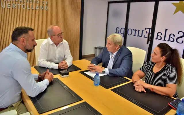 Representantes de la Real Federación Española de Judo y el Ayuntamiento de Puertollano en la reunión sobre defensa personal