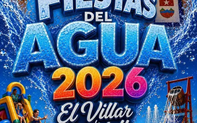 Niños jugando durante la fiesta del agua en la aldea de El Villar, en Puertollano
