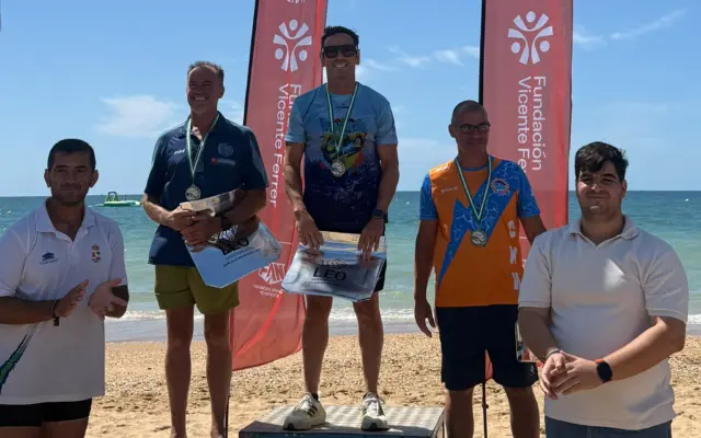 El nadador Fran Tamaral del Club Natación Puertollano durante una travesía de aguas abiertas