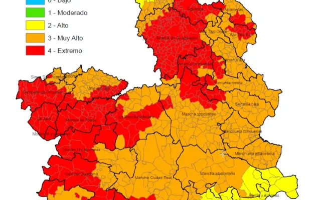 Cartel del índice de peligro de incendios forestales con el nivel de alerta roja