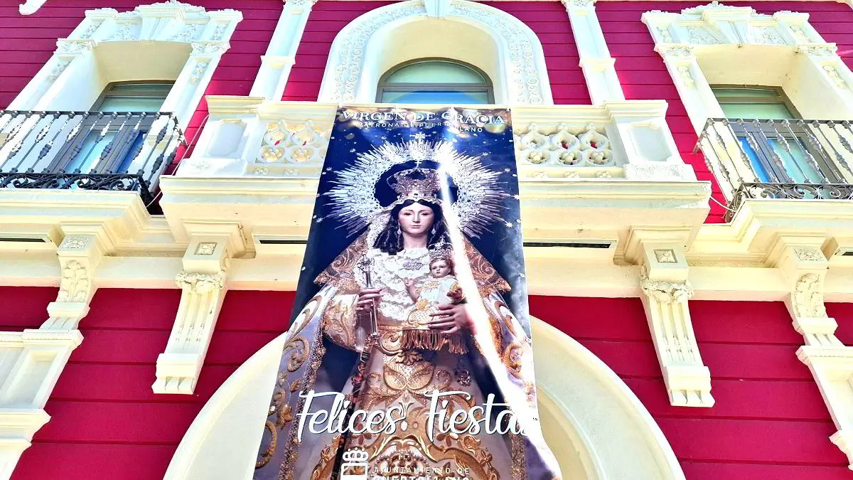 Gran lona con la imagen de la Virgen de Gracia en el Museo Cristina Garcia Rodero anunciando las fiestas