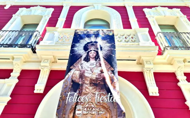 Gran lona con la imagen de la Virgen de Gracia en el Museo Cristina Garcia Rodero anunciando las fiestas