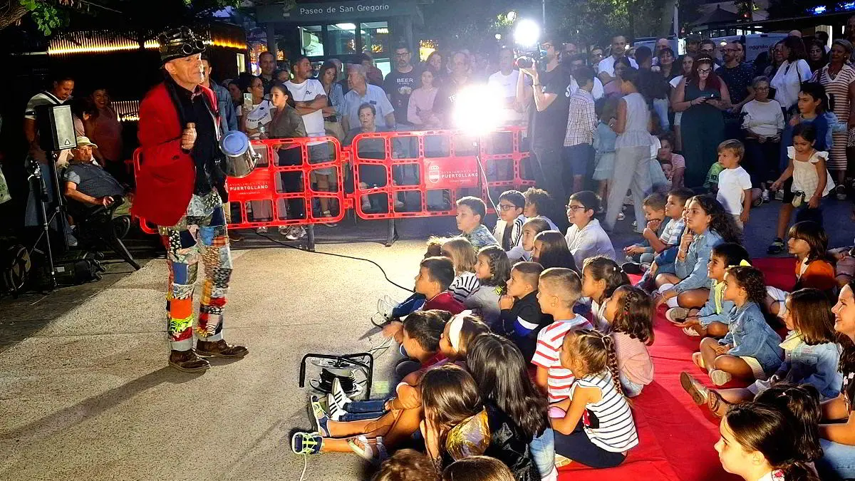 Espectáculo de magia El velocípedo de Billy Bluff con público infantil en el Paseo de San Gregorio